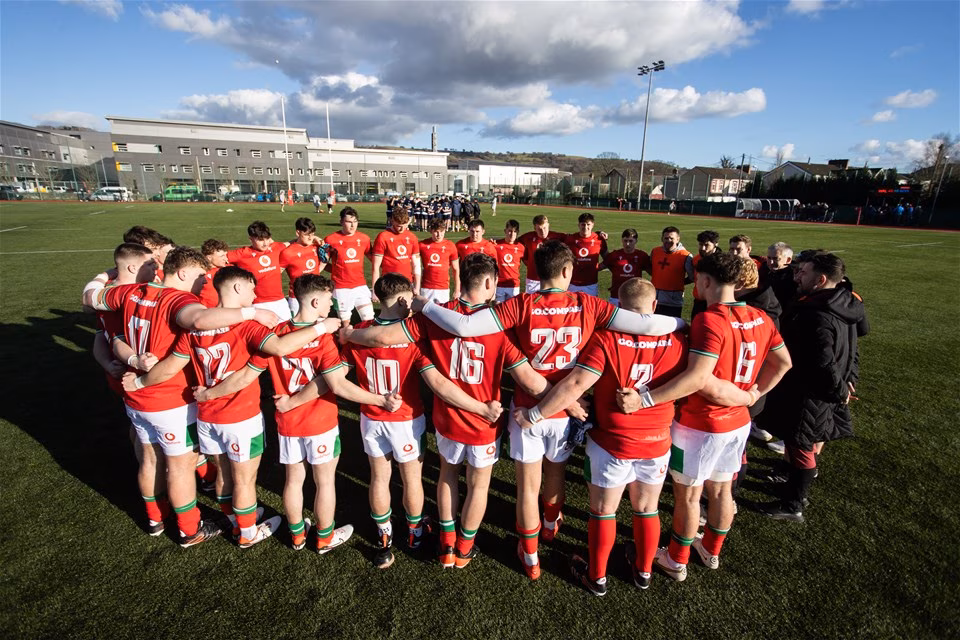 Wales u18 team huddle