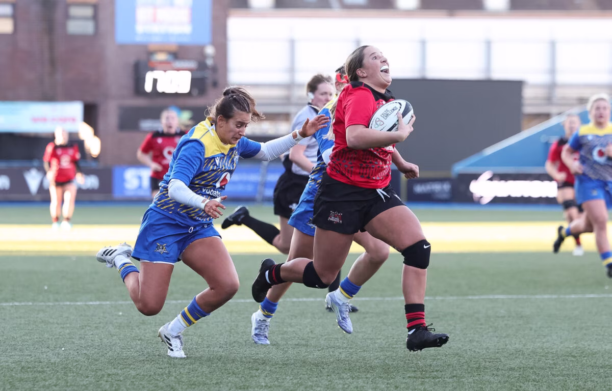 Gabby Healen of Brython Thunder races in to score a try