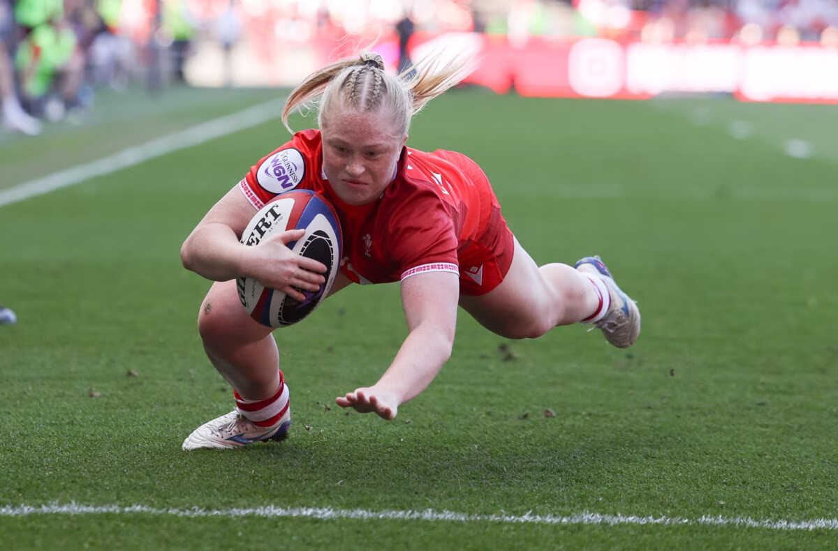 Seren Lockwood of Wales dives in to score a try